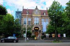 904714 Gezicht op het Theaterhuis De Berenkuil (Biltstraat 166, voormalig Pathologisch Instituut) te Utrecht.